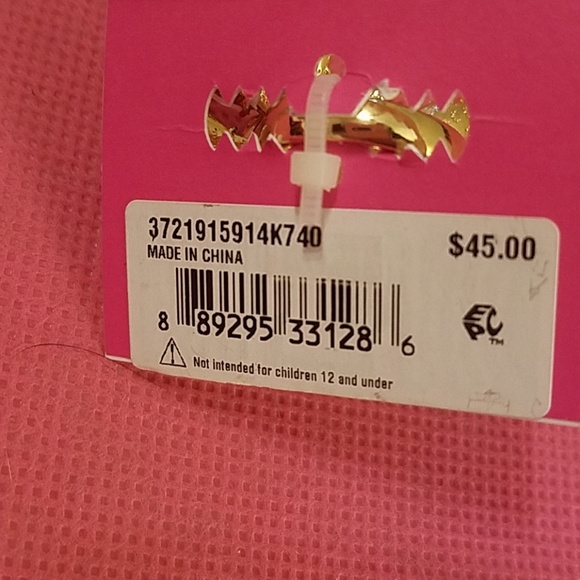 Betsey Johnson size 6.5 daisy ring NWT - Picture 3 of 5